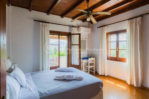 Main double bed to view