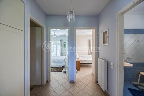 Upstairs hallway to bedrooms
