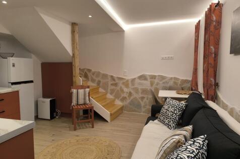 Sitting room to staircase