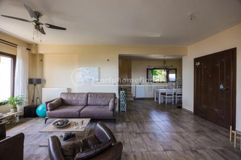 Sitting to dining room