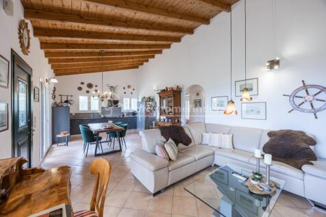 Sitting to dining/kitchen