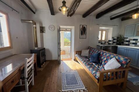 Living room/kitchen upstairs