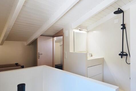 Upper room shower room