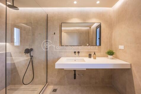 Ensuite shower room 3