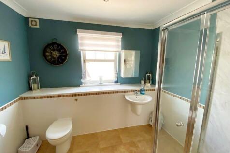 EN-SUITE SHOWER ROOM