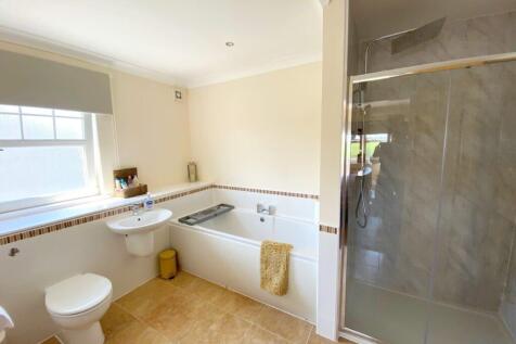 EN-SUITE BATHROOM
