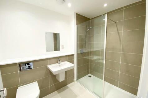 EN-SUITE SHOWER ROOM
