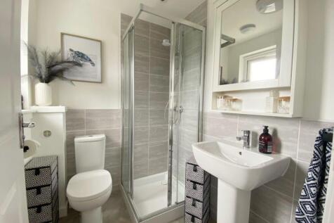 EN-SUITE SHOWER ROOM