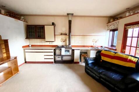 FAMILY ROOM / KITCHE