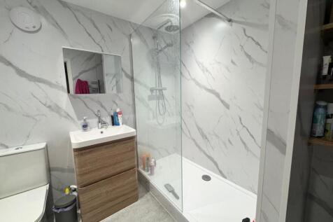 En Suite Bedroom 1.jpg