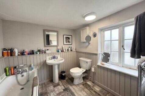 Bathroom 1.jpg