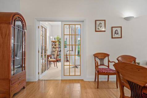 3 Coachouse Mews-17.jpg