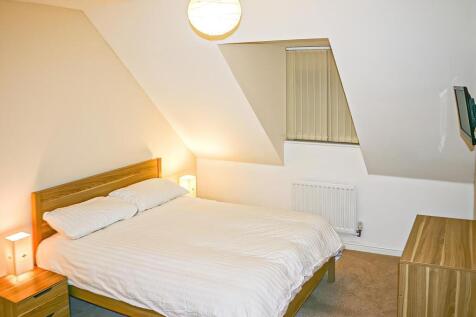 Bedroom 1 HMO Aylesbury.jpg