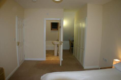 Ensuite Bed one HMO Aylesbury.jpeg