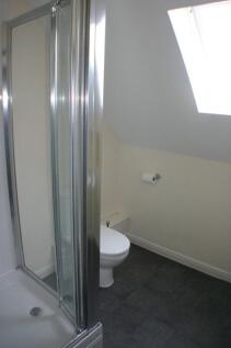 Shared Bathroom Bedroom 6 HMO Aylesbury.jpeg