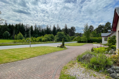 FRONT GARDEN &amp; DRIVEWAY