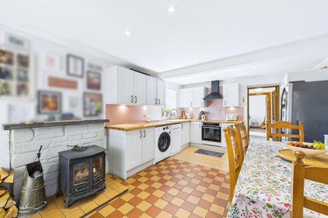 Kitchen / Dining Area