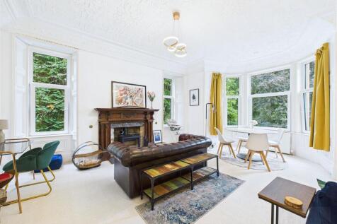 Sitting Room &amp; Dining Area