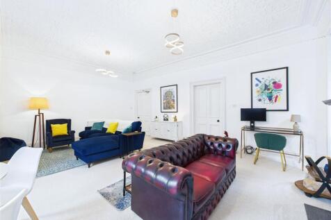 Sitting Room &amp; Dining Area