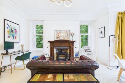 Sitting Room &amp; Dining Area