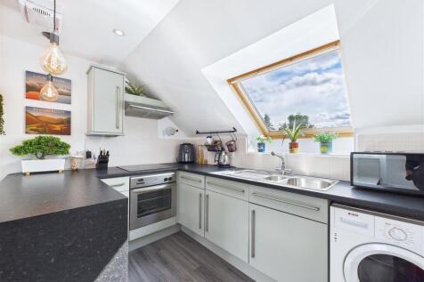 Kitchen / Breakfast Bar