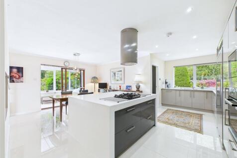 Kitchen &amp; Dining Area