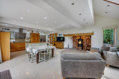 Kitchen/ dining/ family room