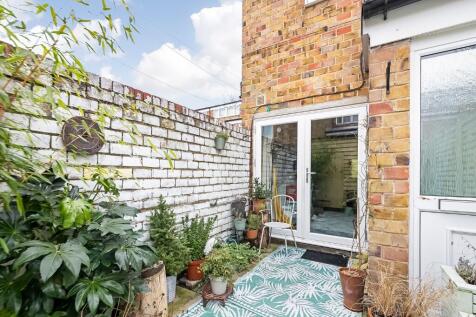 Private front garden