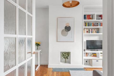 Fireplace/shelving