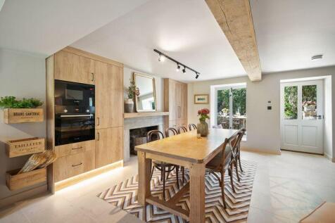 Open plan kitchen/dining room