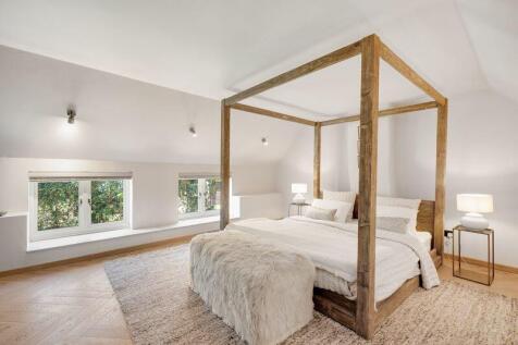 Principal bedroom with en-suite bathroom