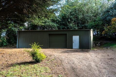 Detached steel-frame agricultural bui...