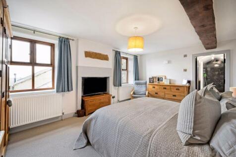 Principal bedroom with walk-in wardro...