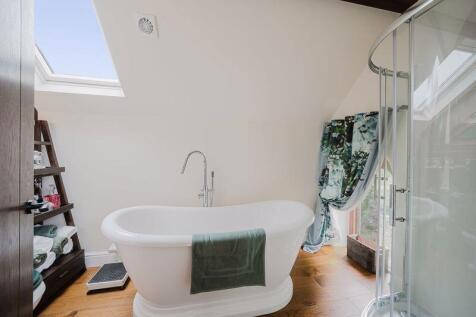 Principal bedroom en suite