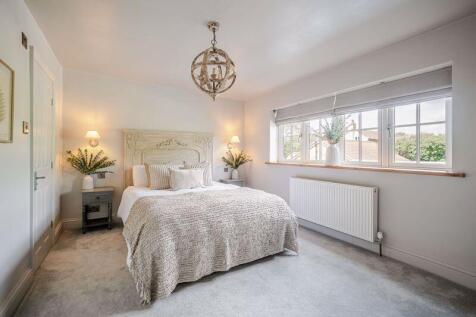 Principal bedroom with en suite