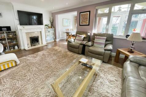 Lounge/Dining Area
