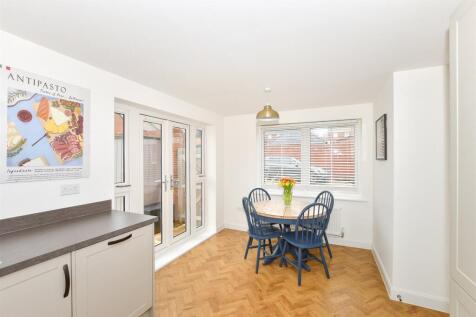 Kitchen/ Dining Room