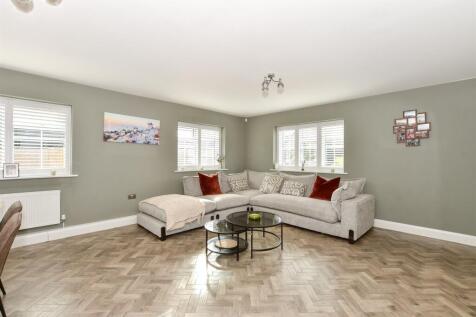 Lounge/Dining Area