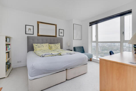 Spacious Bedroom with Walk in Wardrobe