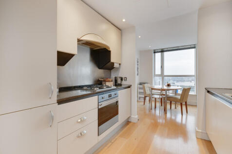 Spacious Fitted Kitchen