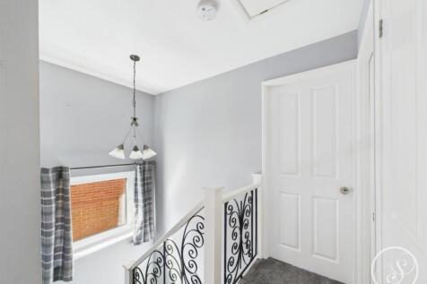 FIRST FLOOR LANDING