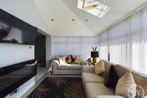 SUNROOM/SECOND SITTING AREA