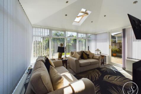 SUNROOM/SECOND SITTING AREA