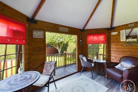 SUMMER HOUSE/BAR