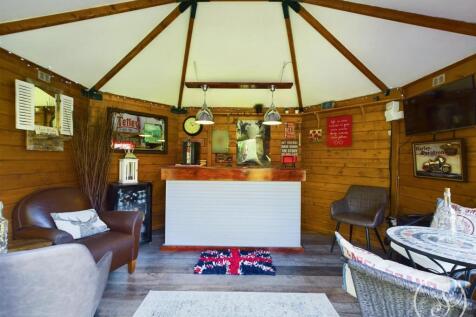 SUMMER HOUSE/BAR
