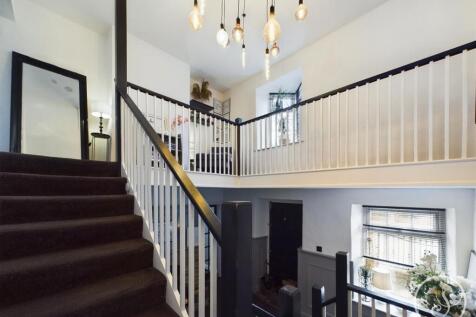 FIRST FLOOR LANDING