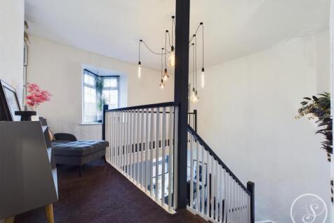 FIRST FLOOR LANDING