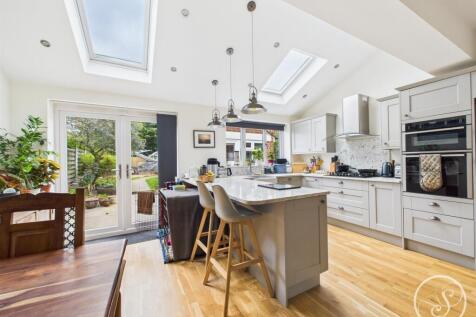 KITCHEN/FAMILY ROOM