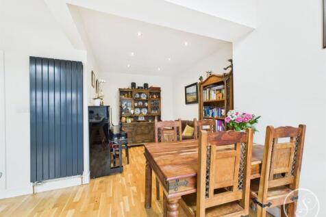 KITCHEN/FAMILY ROOM
