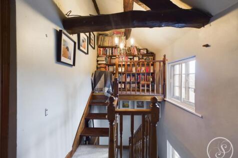 FIRST FLOOR LANDING